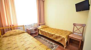 Гостиница Mayak Новоалтайск Двухместный номер с 2 отдельными кроватями и душем-4